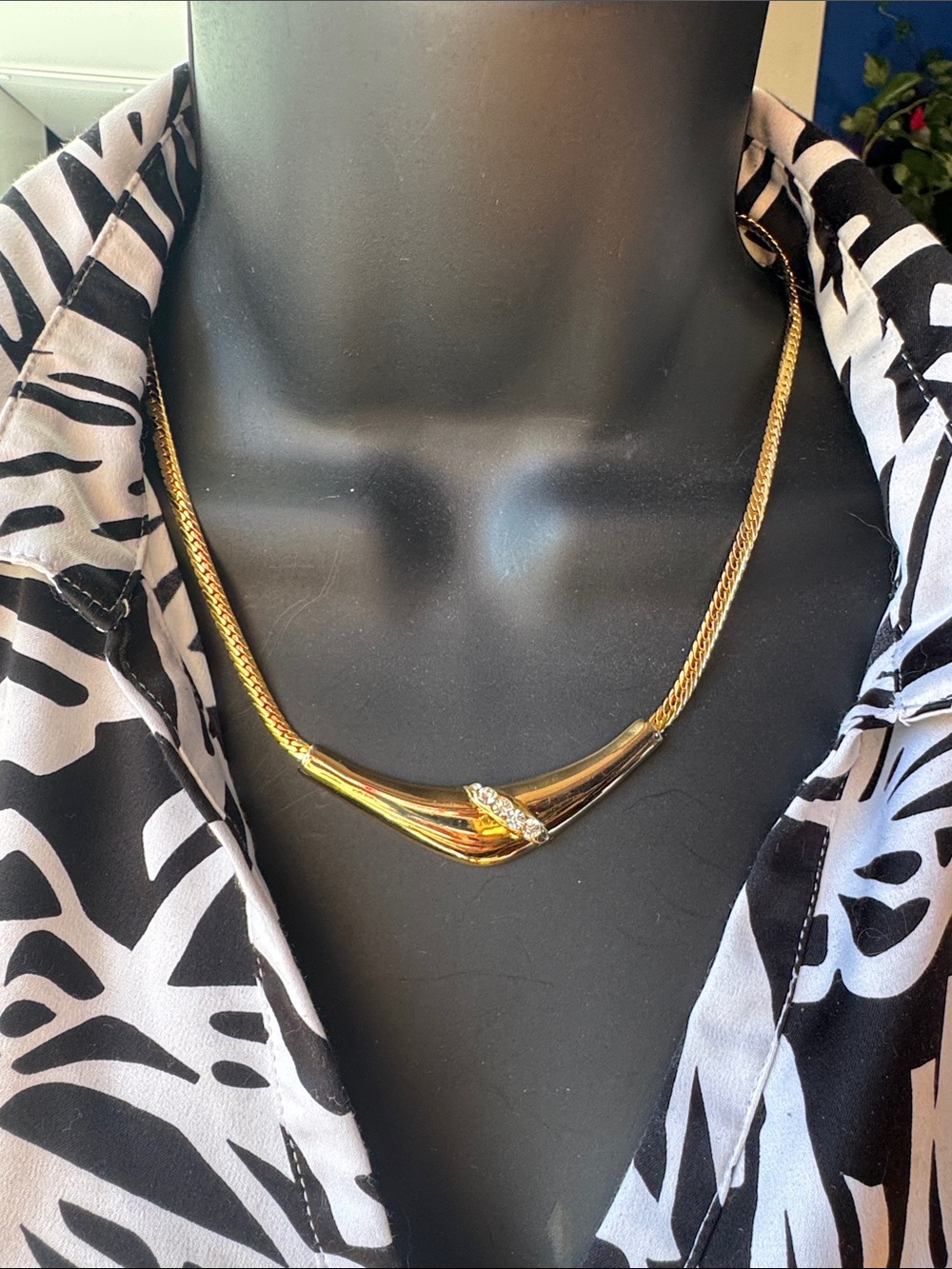 Elegant Gold-Tone Curved Necklace with Crystal Accent